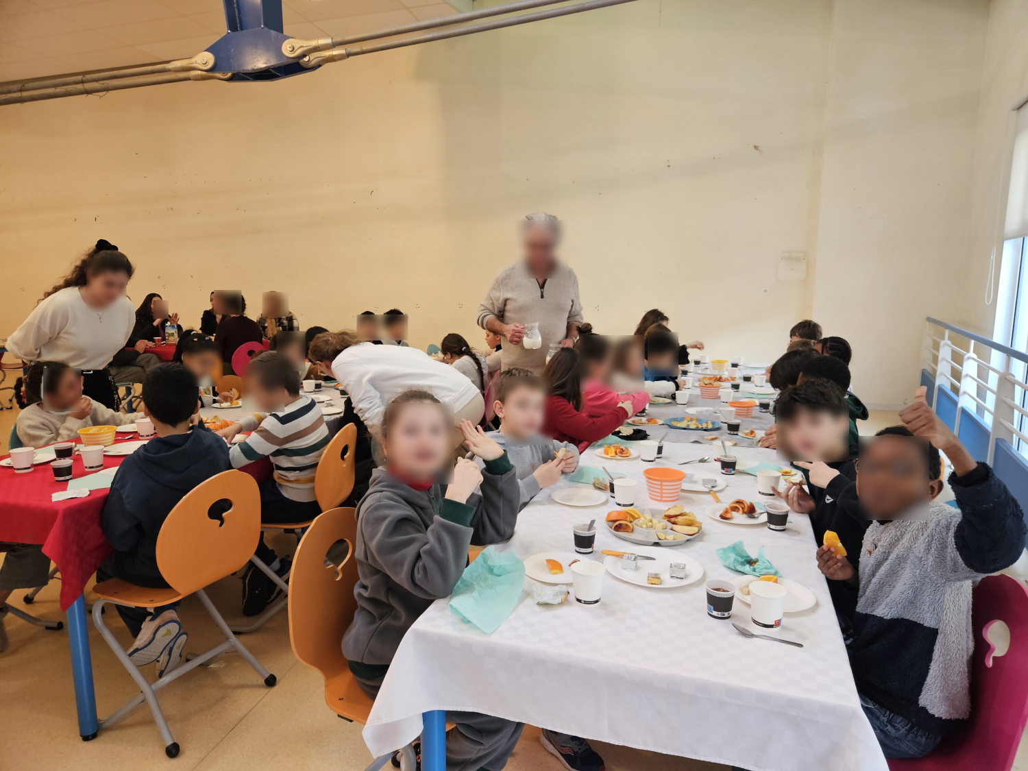 Enfants au petit-déjeuner